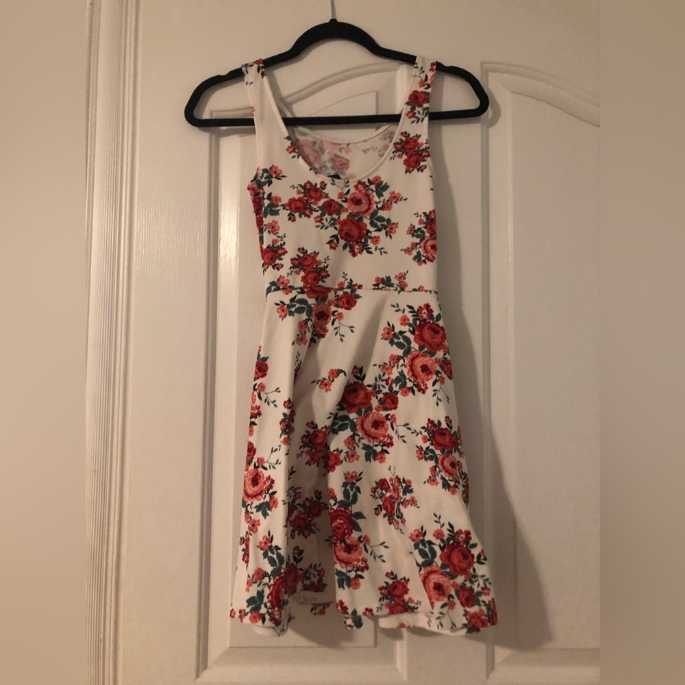 Cute floral dress.